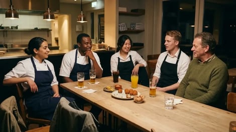 Horecateam ontspant samen met de eigenaar na de dienst bij een bittergarnituur