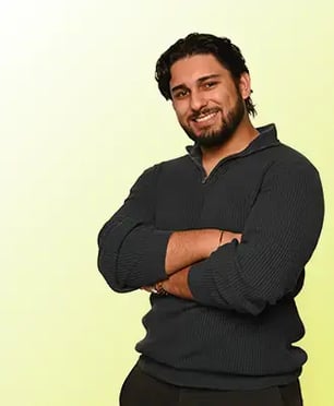 Fawad Geel Rechts