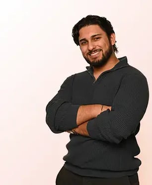 Fawad Oranje Rechts